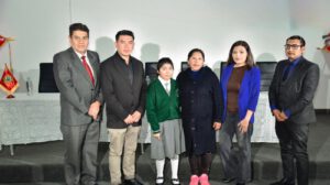 Niña junto a su madre y personal médico