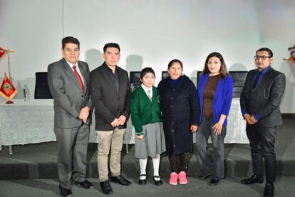 Niña junto a su madre y personal médico