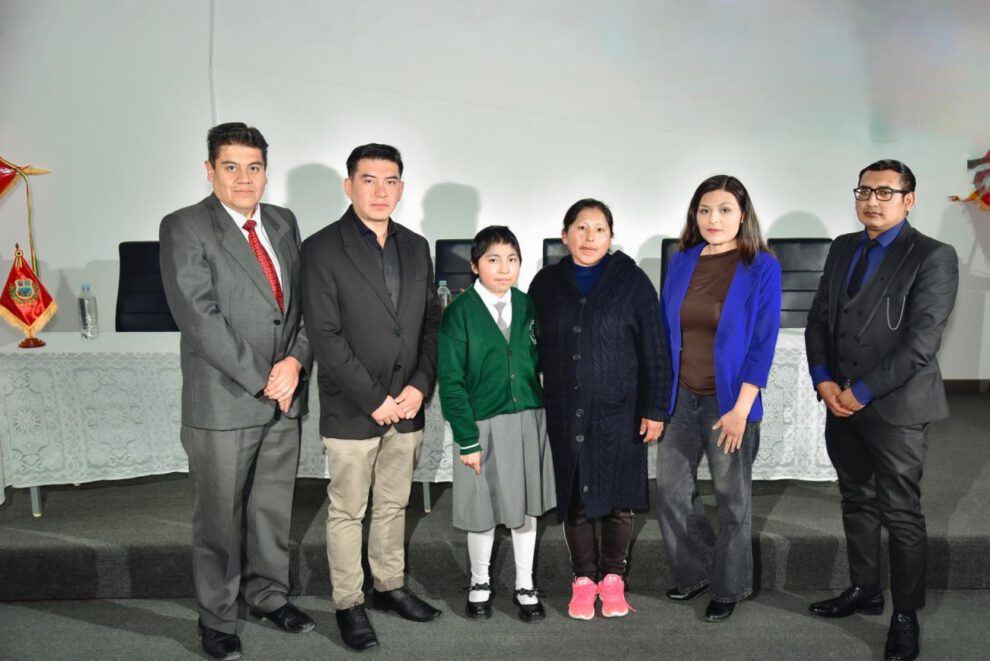 Niña junto a su madre y personal médico