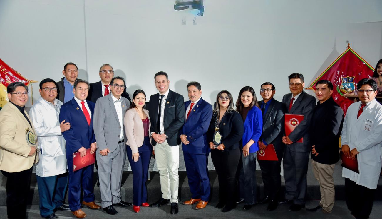 Vicepresidente Edmand Lara junto al personal de la clínica