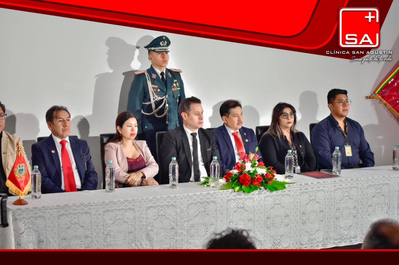 Vicepresidente junto al personal de la clínica