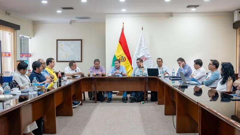 Reunión entre cisterneros y YPFB