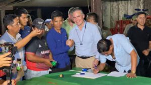 Peronas firmando un acuerdo