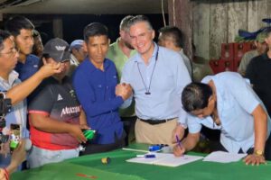 Peronas firmando un acuerdo