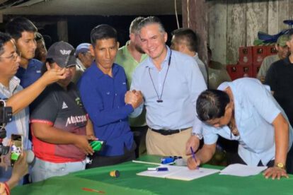 Peronas firmando un acuerdo