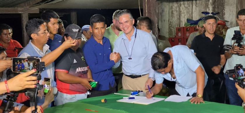 Peronas firmando un acuerdo