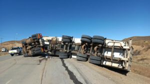 vuelco lateral de camión en Oruro