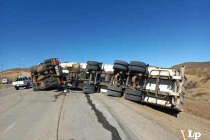 vuelco lateral de camión en Oruro