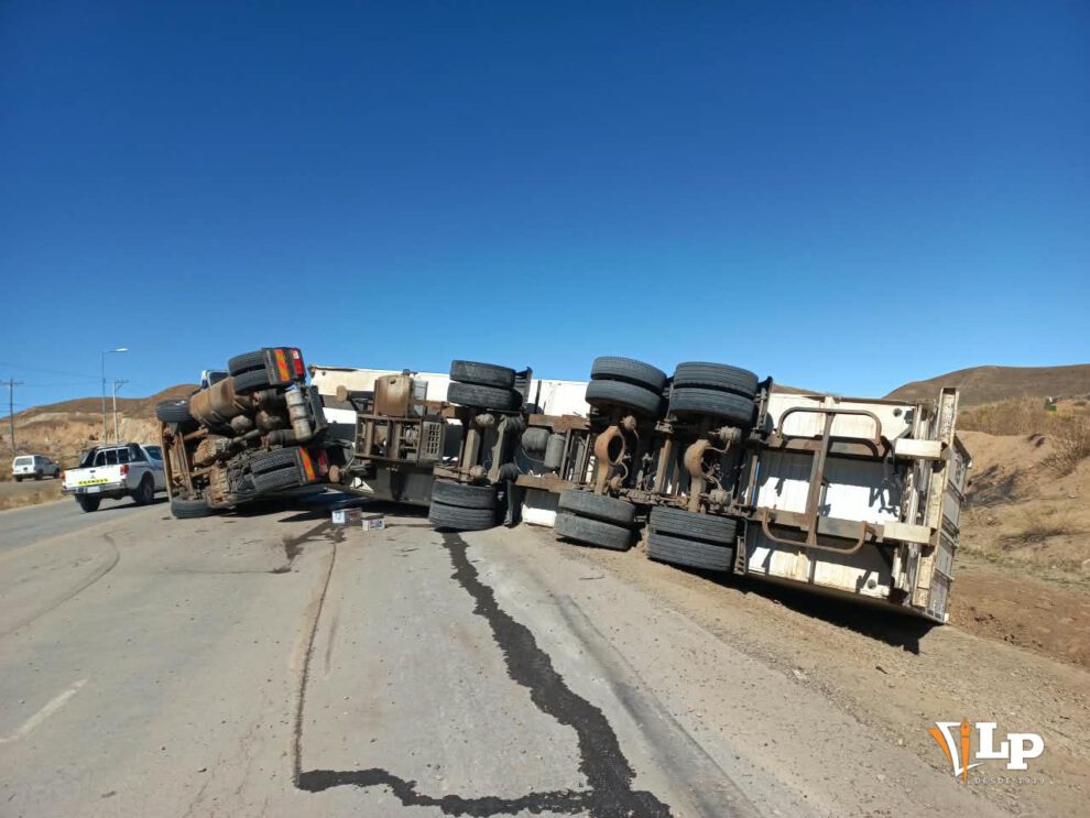 vuelco lateral de camión en Oruro