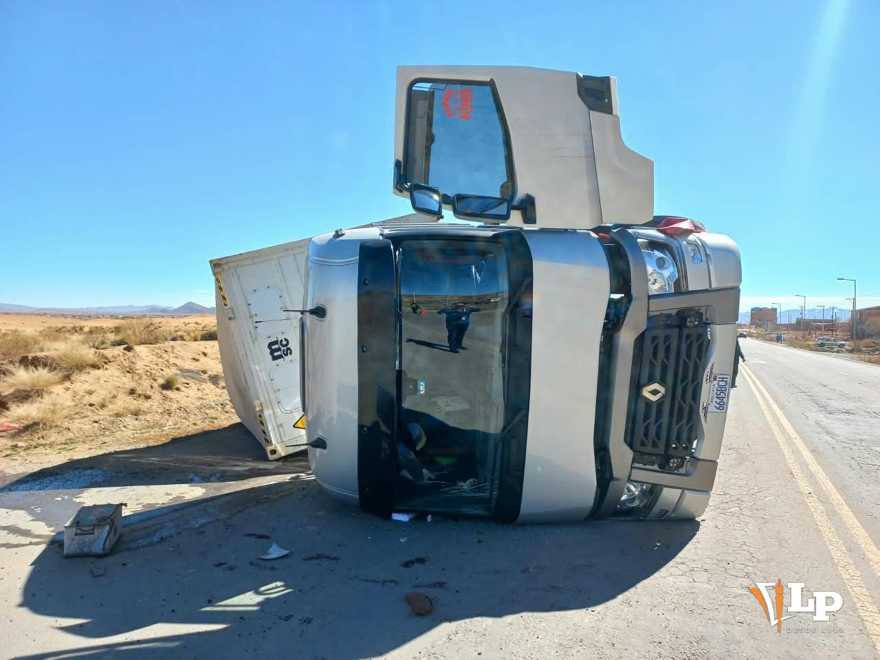 vuelco lateral de camión en Oruro