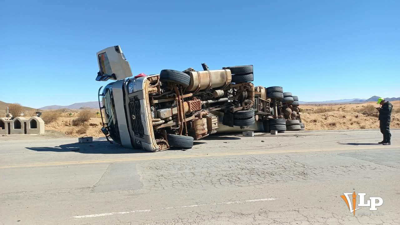 vuelco lateral de camión en Oruro
