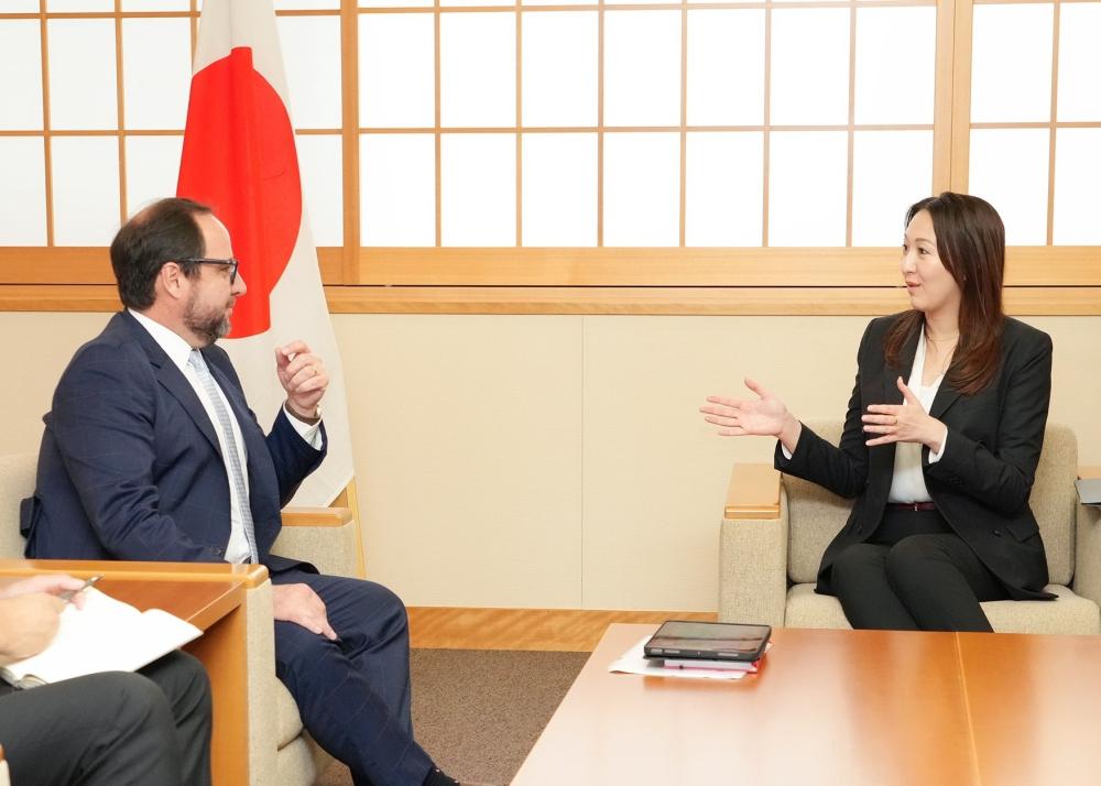 El viceministro de Comercio Exterior, Rodrigo Arce, durante su encuentro oficial con la viceministra parlamentaria de Asuntos Exteriores de Japón, Arfiya Eri.