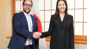 El viceministro de Comercio Exterior, Rodrigo Arce, durante su encuentro oficial con la viceministra parlamentaria de Asuntos Exteriores de Japón, Arfiya Eri.
