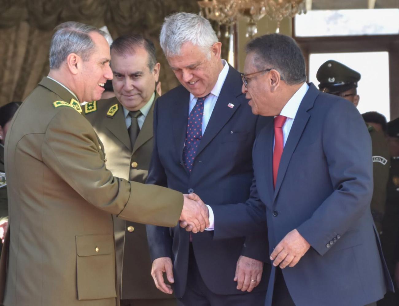 Saludo protocolar entre autoridades policiales de Bolivia y Chile