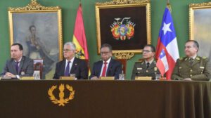 Mesa directiva conformada por altos mandos policiales y autoridades de ambos países en La Paz