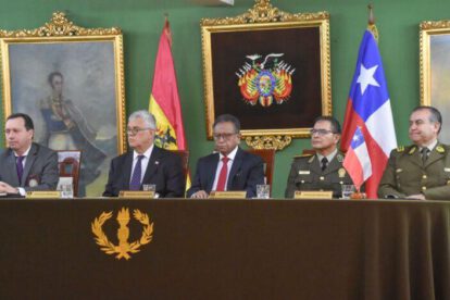 Mesa directiva conformada por altos mandos policiales y autoridades de ambos países en La Paz