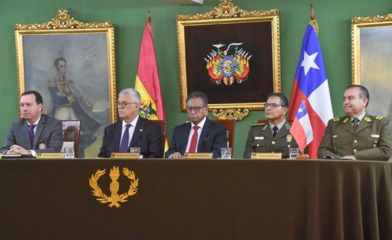Mesa directiva conformada por altos mandos policiales y autoridades de ambos países en La Paz