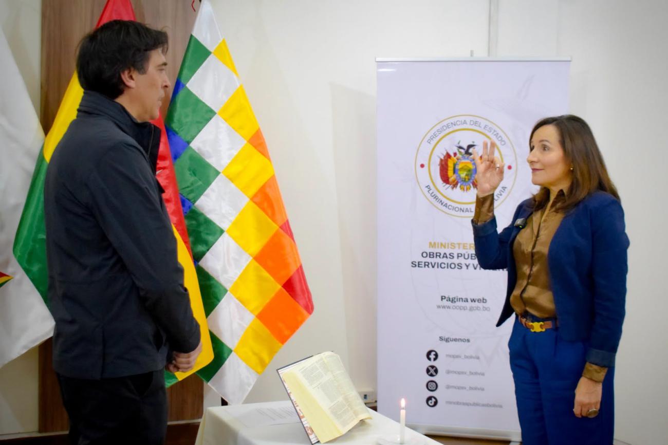 Momento exacto de la posesión de Cynthia Aramayo como Viceministra de Telecomunicaciones