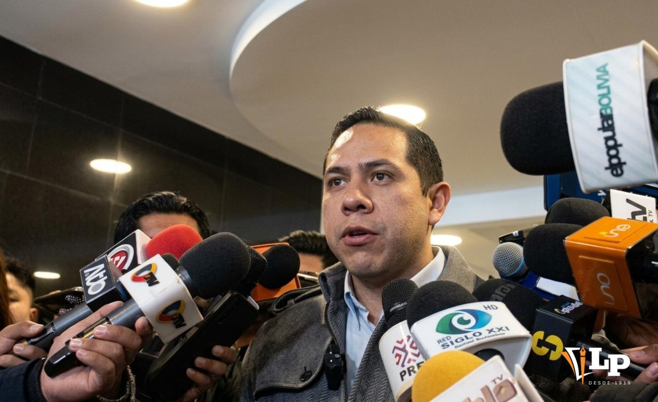 El diputado Brañez en conferencia de prensa