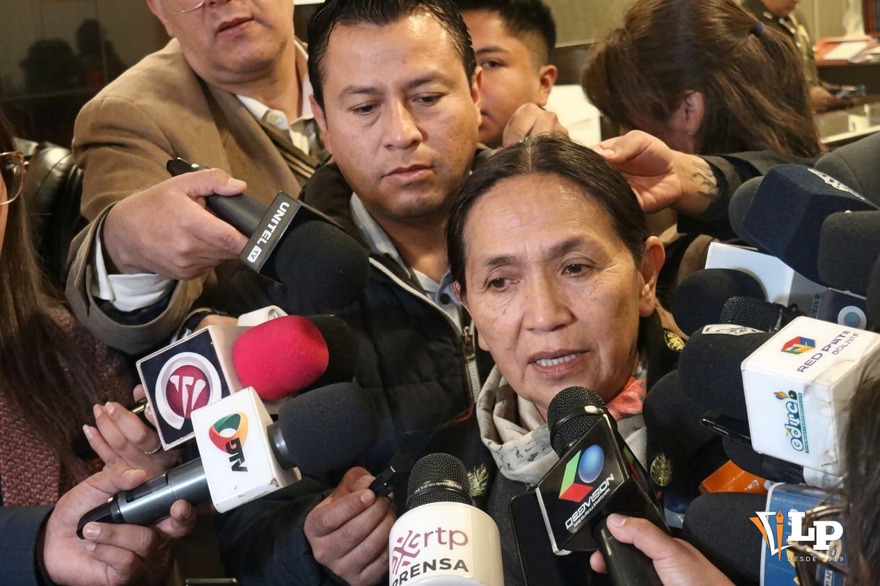 La senadora Yarhui en conferencia de prensa