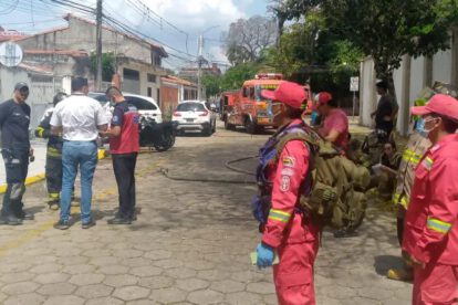 Bomberos y personas