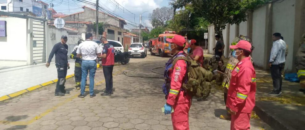Bomberos y personas