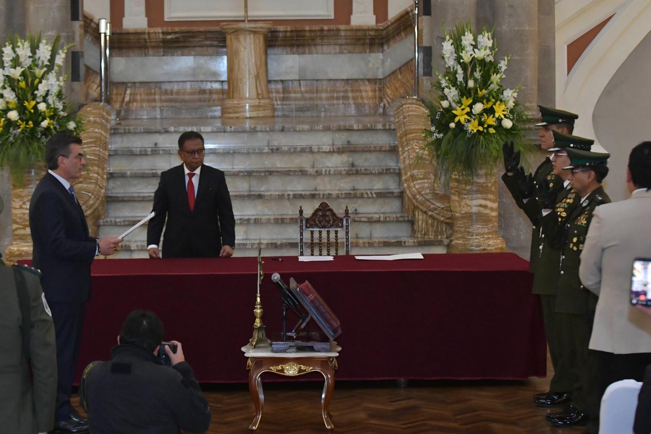 El Presidente Rodrigo Paz toma el juramento de rigor a la nueva cúpula interina de la Policía Boliviana