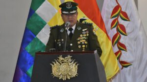 El coronel Adrián Álvarez Arismendi interviene en la testera tras asumir formalmente como nuevo comandante general