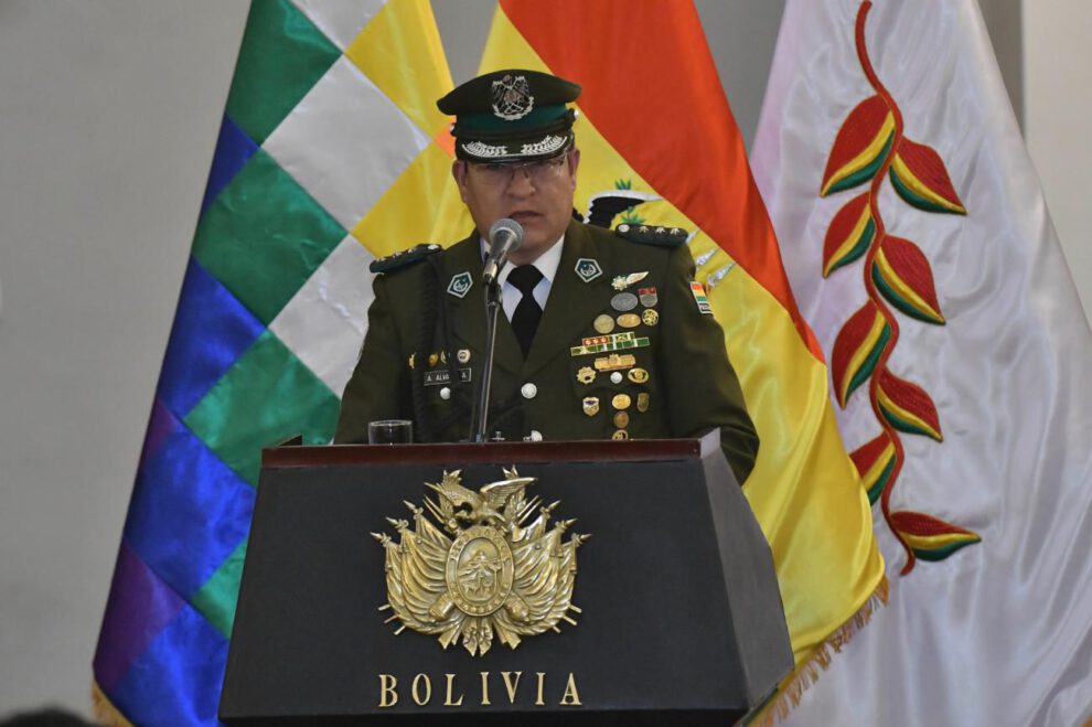 El coronel Adrián Álvarez Arismendi interviene en la testera tras asumir formalmente como nuevo comandante general