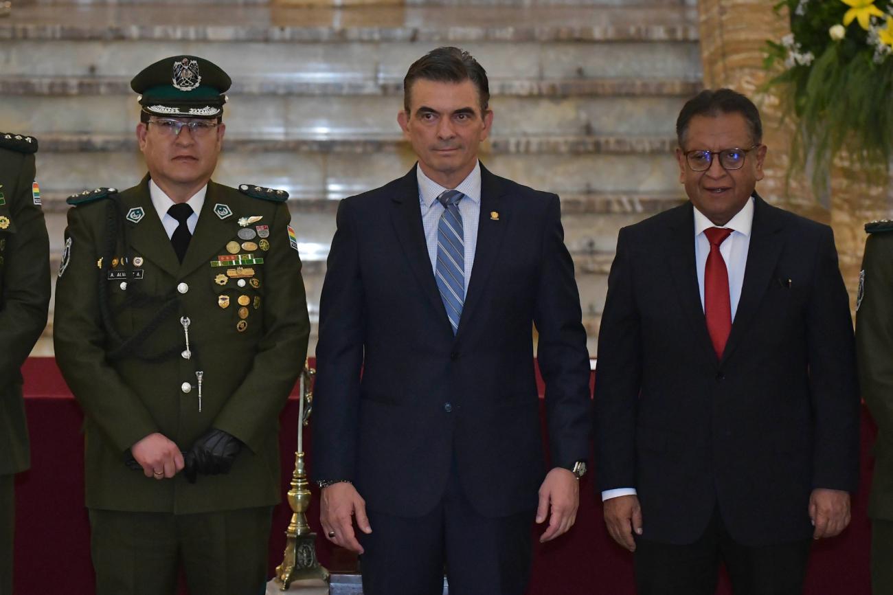 El nuevo comandante interino, coronel Adrián Álvarez, posa junto al presidente Rodrigo Paz y el ministro de Gobierno