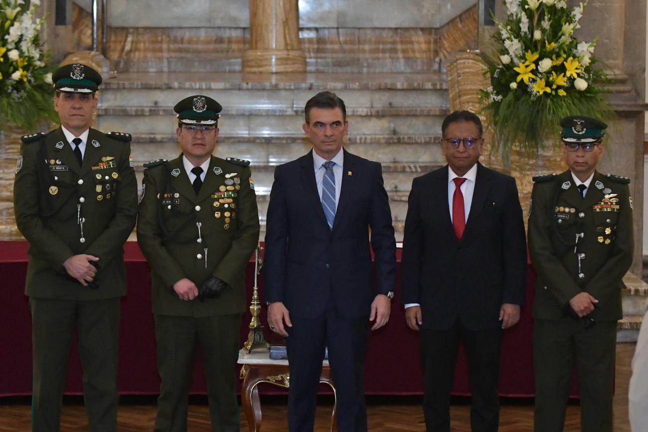 El Presidente Rodrigo Paz y autoridades del Ejecutivo junto a los coroneles Álvarez, Roca y Cabrera, quienes conforman el renovado Alto Mando policial interino