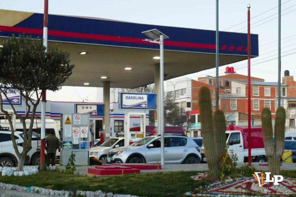 Filas por combustible en surtidores de Oruro