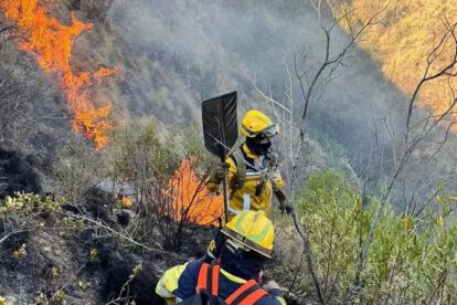 Equipos de emergencia sofocando un incendio