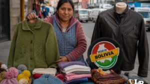Una vendedora muestra un cárdigan verde