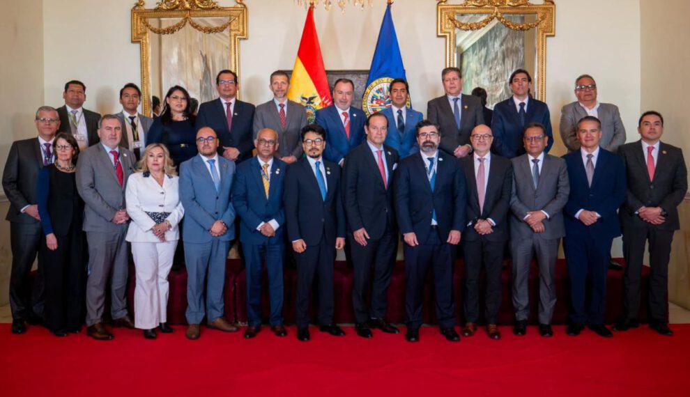 Fotografía oficial de la Misión de Alto Nivel de la OEA en Bolivia.