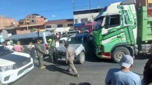 Volqueta chocando un vehiculo