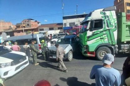 Volqueta chocando un vehiculo