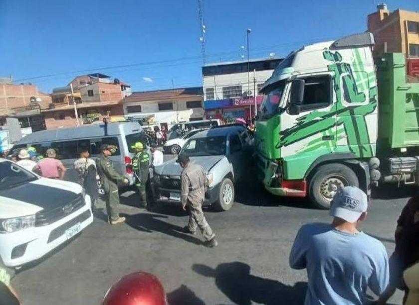 Volqueta chocando un vehiculo
