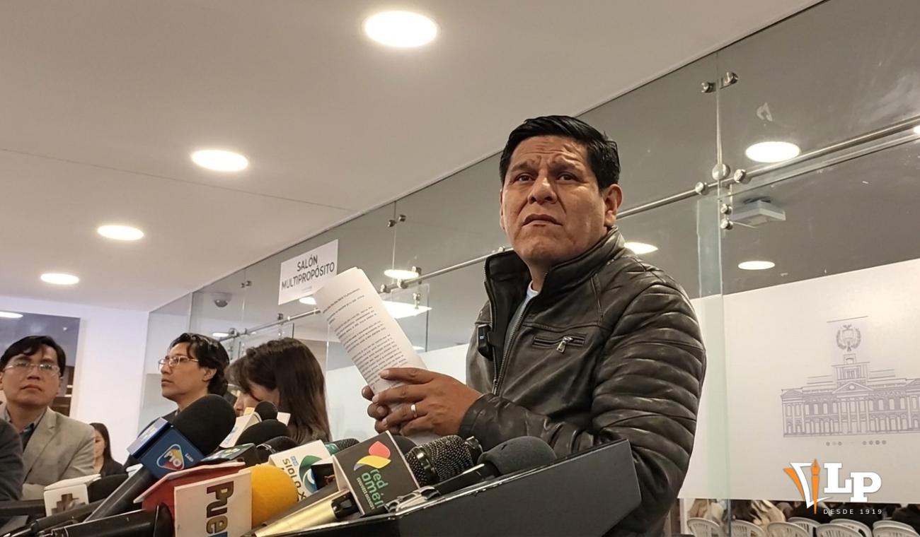 El diputado Pacheco en conferencia de prensa
