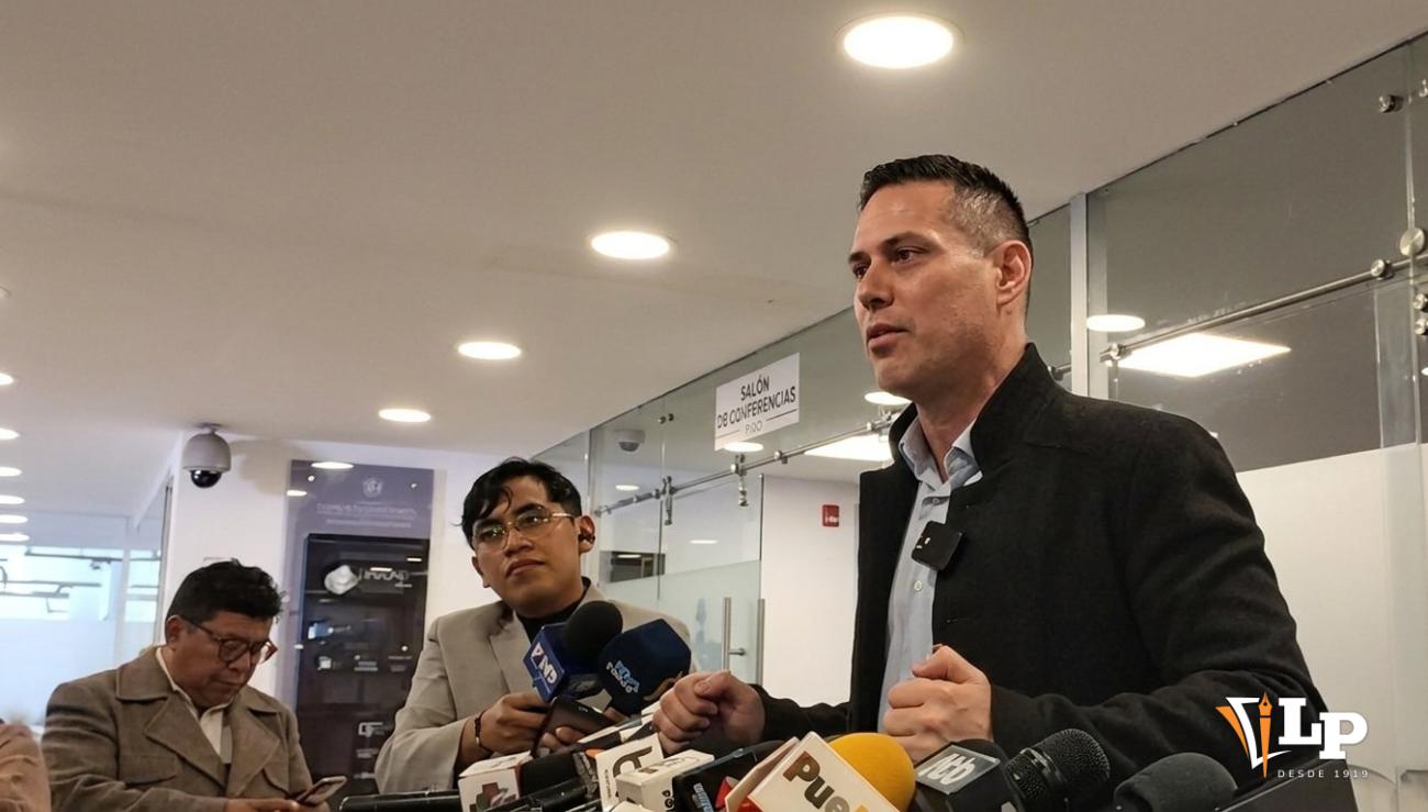 El diputado López en conferencia de prensa