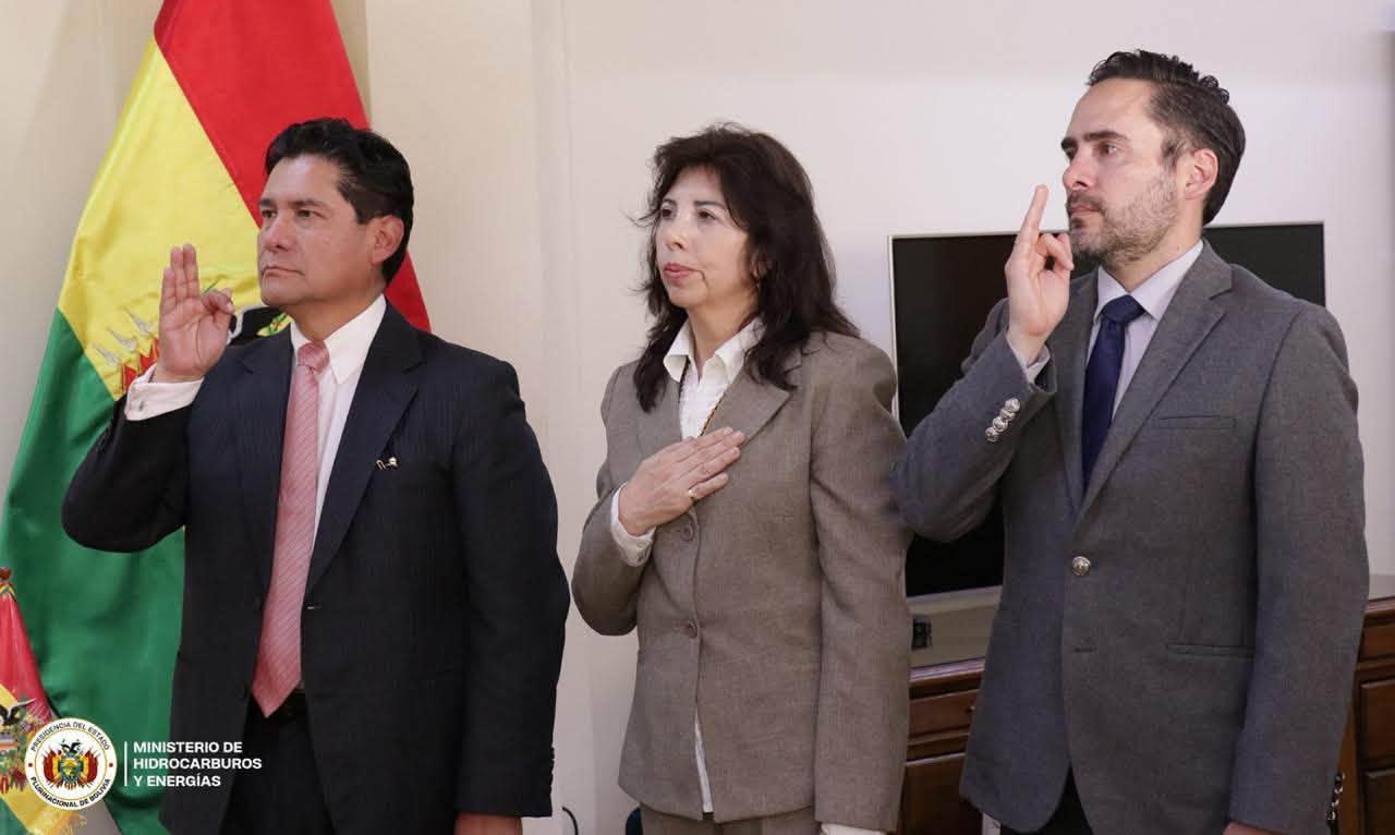 Juramento de personas asumiendo un cargo