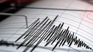 un sismógrafo registrando ondas sísmicas en papel milimetrado