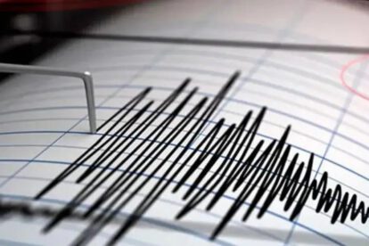 un sismógrafo registrando ondas sísmicas en papel milimetrado