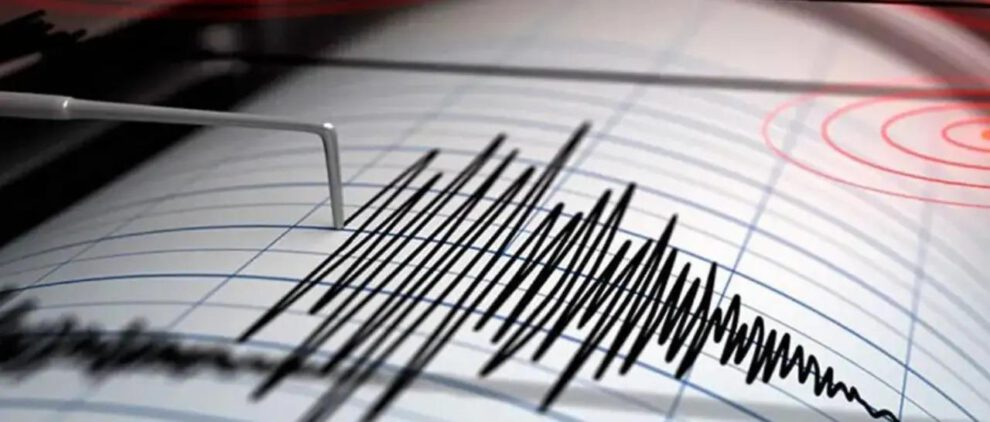 un sismógrafo registrando ondas sísmicas en papel milimetrado