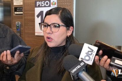 La diputada Claros en conferencia de prensa