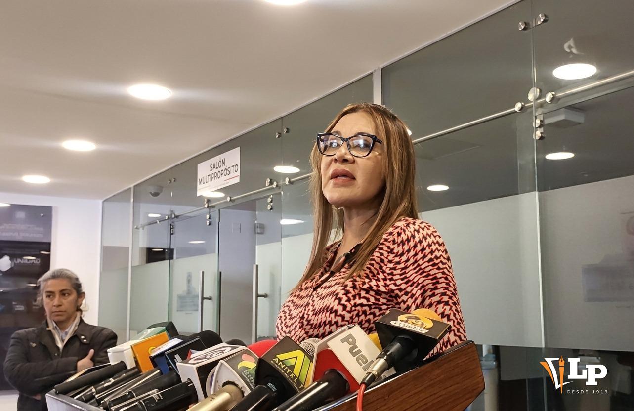 La diputada Rivero en conferencia de prensa