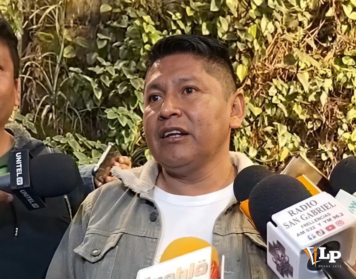 El diputado Lluta en conferencia de prensa