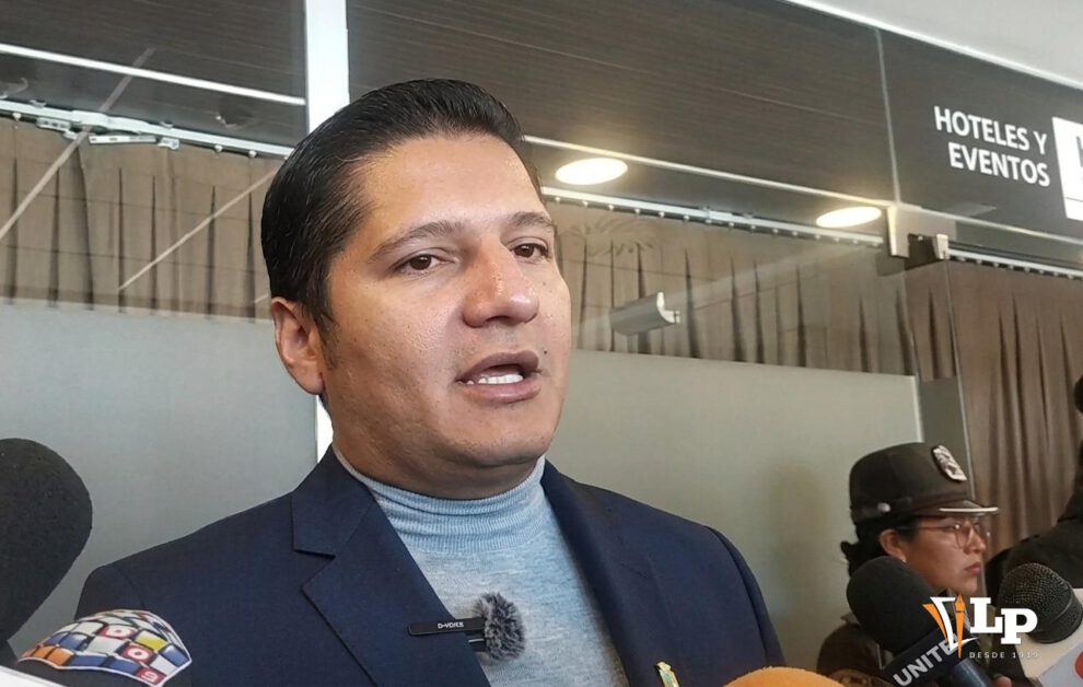 El diputado Rada en conferencia de prensa