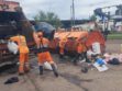 Personal de aseo recogiendo basura
