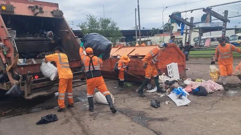 Personal de aseo recogiendo basura